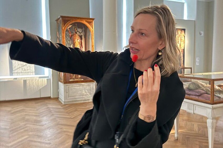 En person i en svart jacka som gestikulerar med en hand. 3