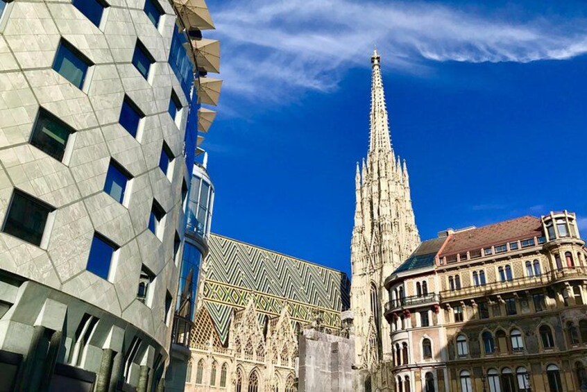 Un edificio moderno con fachada geométrica, una catedral histórica con aguja apuntada y un edificio clásico con ventanas arqueadas. 2