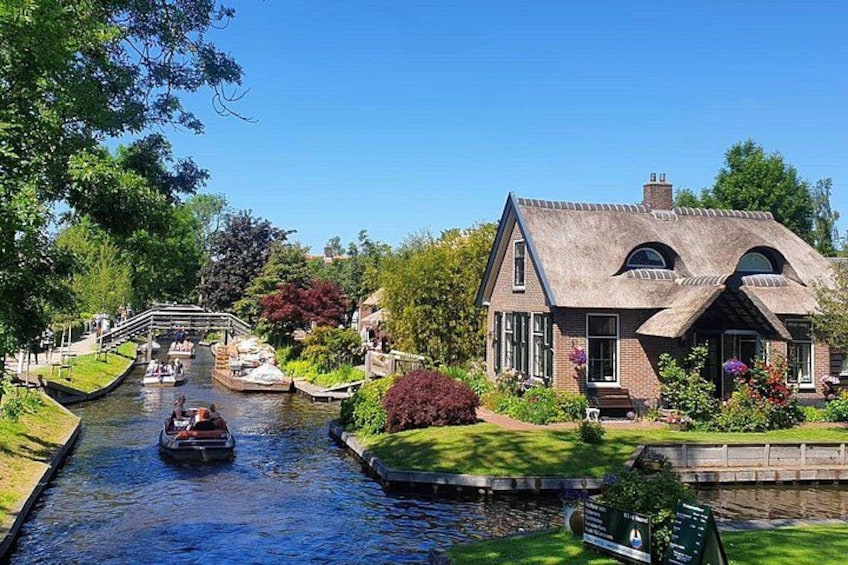 Un canal, avec une maison sur la droite et un pont en arrière-plan. 1