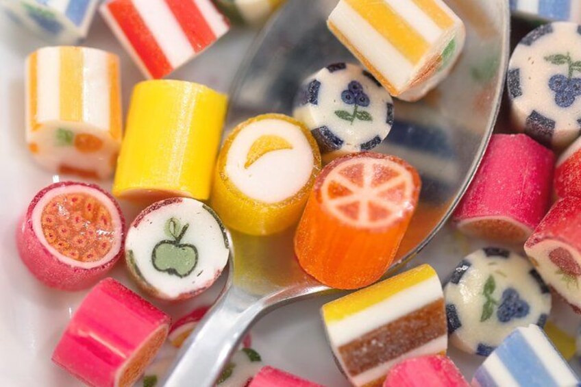 Een lepel kleurrijke, fruitgeurige snoepjes. 2