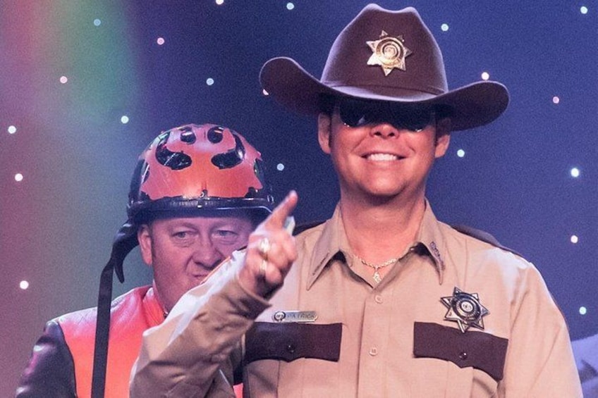 Dos personas con uniforme de alguaciles, una señalando. 3