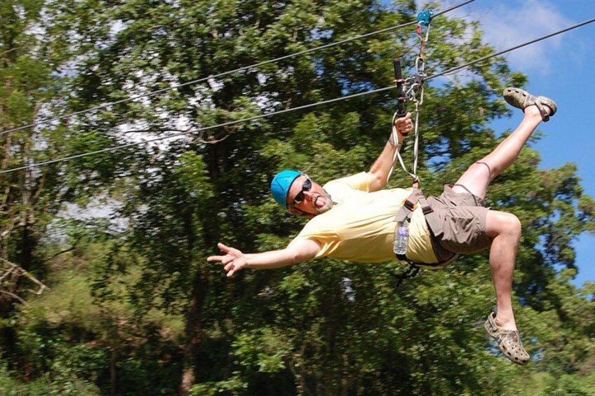 Una persona che fa zipline sopra una foresta. 2