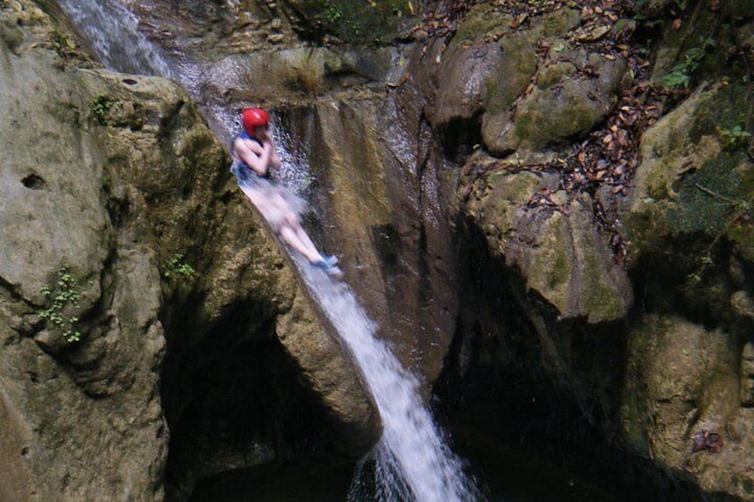 Une personne qui descend une cascade en glissant. 4