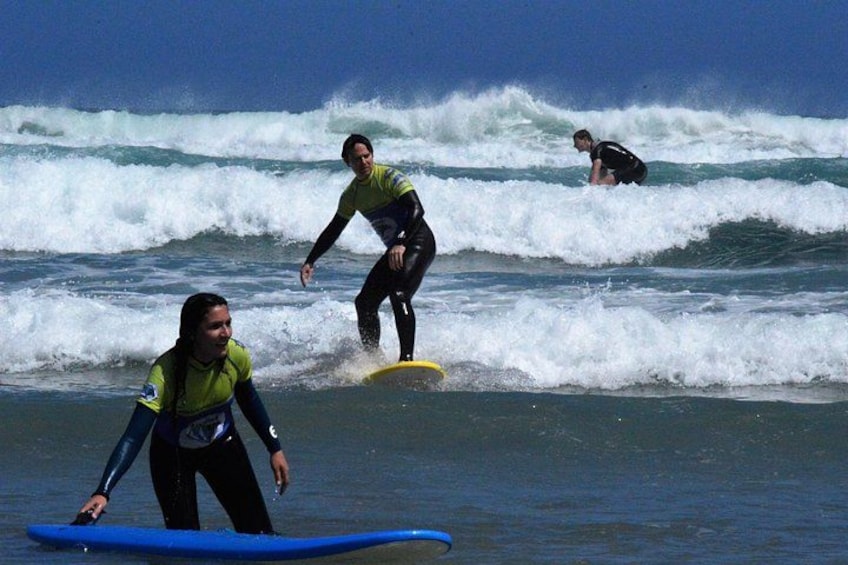 Tres personas surfeando en olas del océano. 1