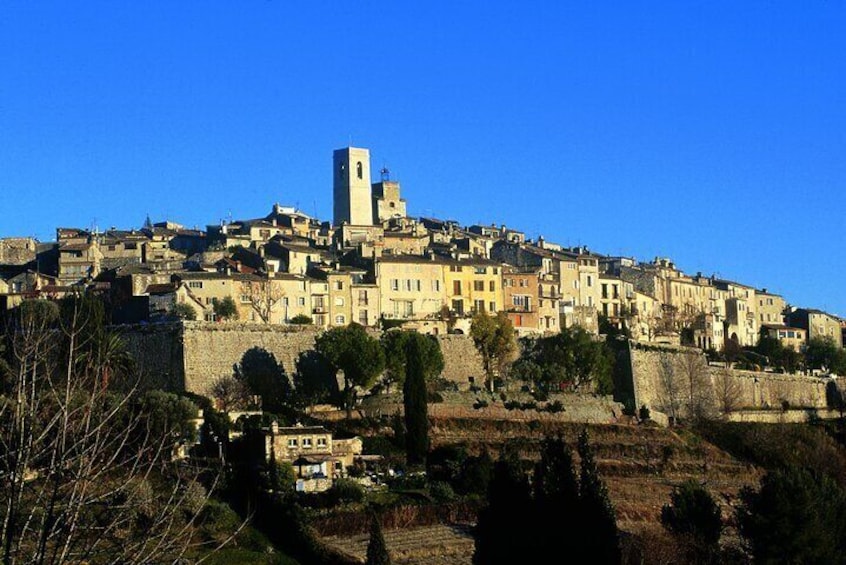 For the almost magical light of this little piece of Provence, for its stunning landscapes overlooking the Mediterranean, Saint-Paul de Vence has always inspired its visitors.