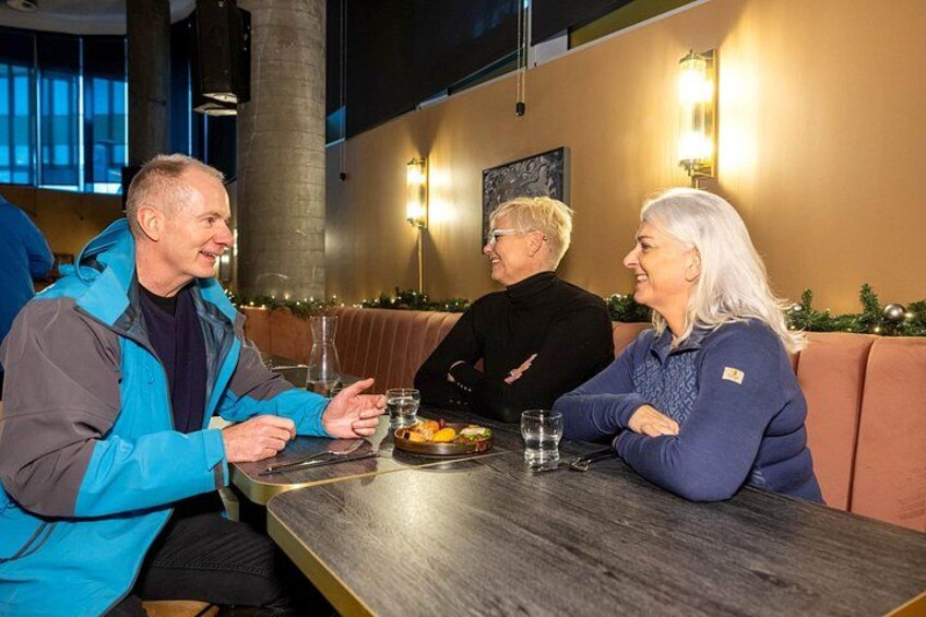 Enjoy the intimate atmosphere of our small group tours while touring the best food places in the City! 3