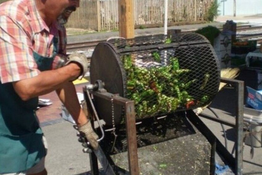 Un hombre asando verduras en una parrilla al aire libre. 2