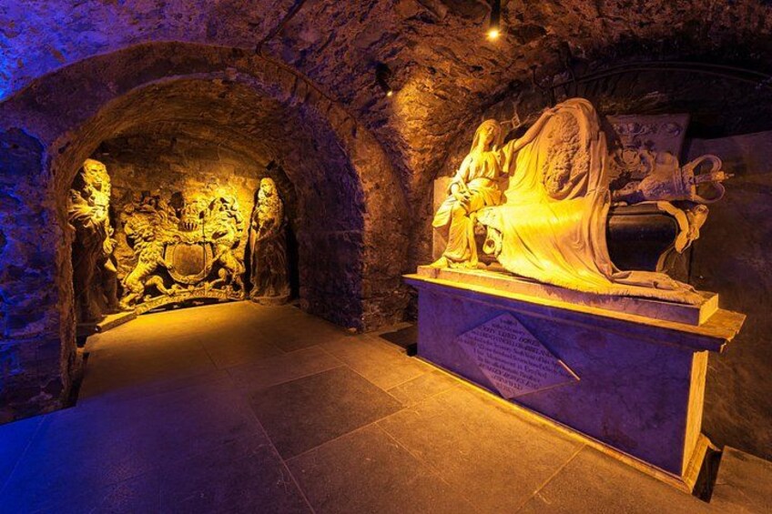 Una cueva con una estatua de una mujer y un escudo. 4