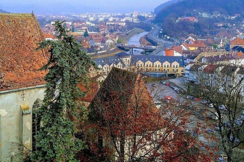 Une vue urbaine avec une rivière, des bâtiments et un pont. 3
