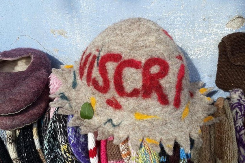 Une collection de chapeaux en feutre de couleurs vives et un chapeau sur lequel est inscrit le mot « VISCORI ». 2