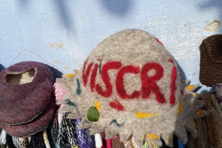 Un conjunto de objetos de fieltro con la palabra 'MISCRI' escrita en uno de ellos. 3