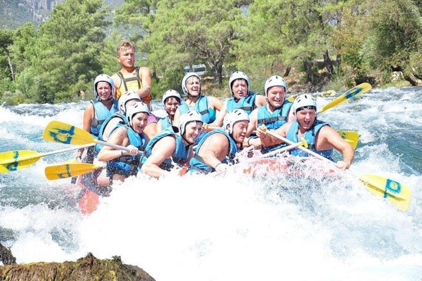 Un grupo de personas en balsas navegando un río, rodeado de árboles y agua. 1