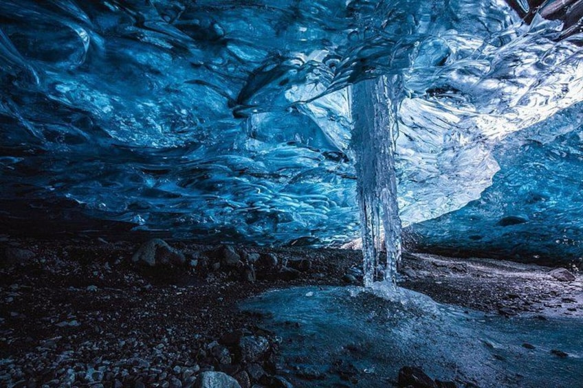 Een ijsgrot met blauwe ijsformaties en een centrale ijszuil. 4