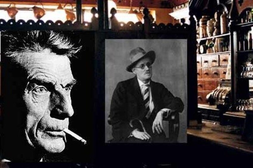 Ett gammalt fotografi som föreställer en man i kostym och hatt, med en cigarr i munnen, och i bakgrunden syns en hylla med flaskor. 1