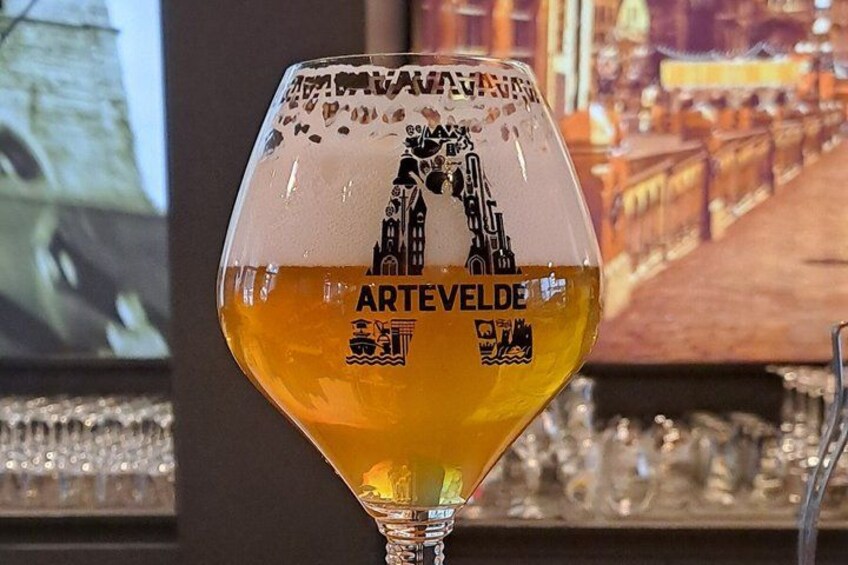 Een glas bier met 'ARTEVELDE' en een kasteelontwerp. 2