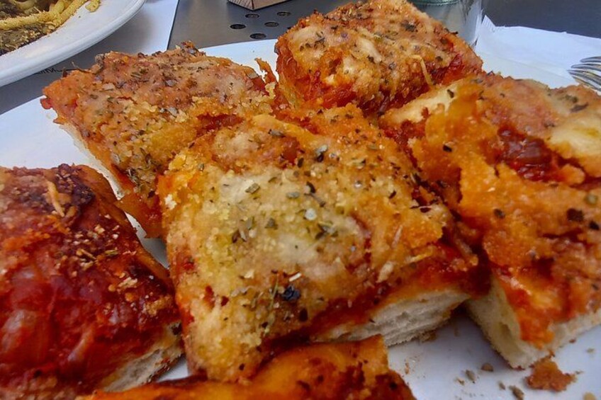 Un plato de alimentos rebozados y fritos, posiblemente pollo o pescado, con salsa roja. 2
