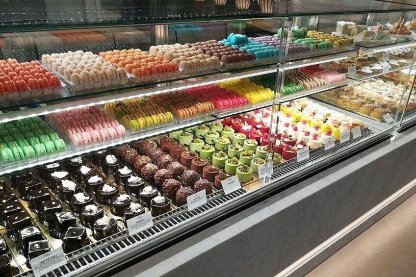 Une vitrine de pâtisserie présentant divers gâteaux et desserts. 2