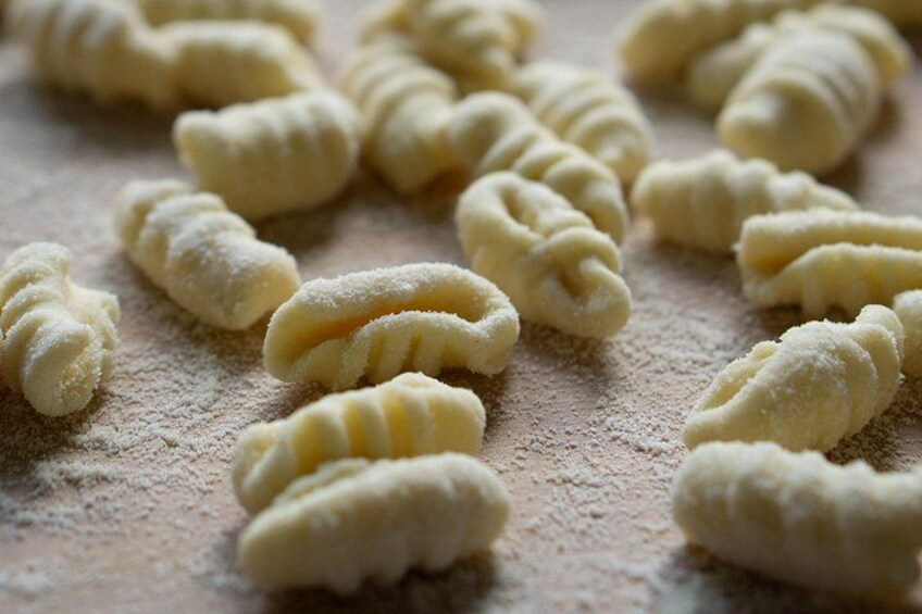 Gedrehte Pasta auf einer mit Mehl bestäubten Fläche. 4