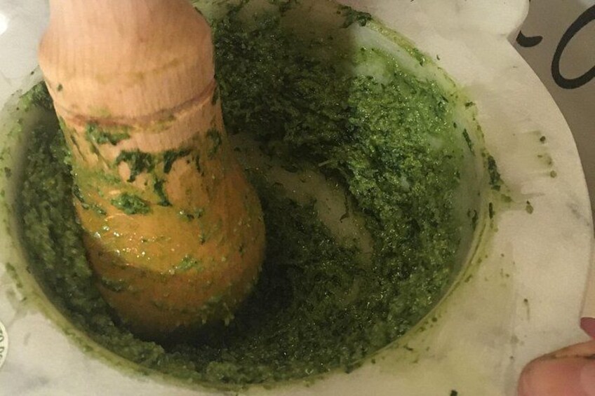 Ein Mörser und Stößel mit grüner Paste. 3