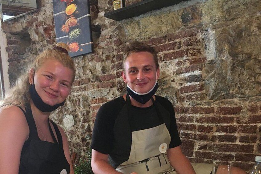 Zwei Personen in einem Restaurant, im Hintergrund eine Backsteinwand. 5
