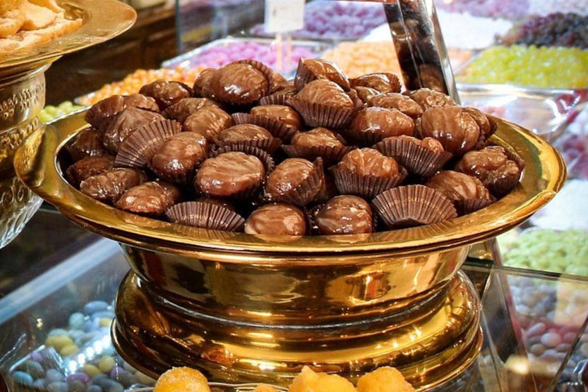 Een vitrine met een selectie verschillende soorten chocolade. 2