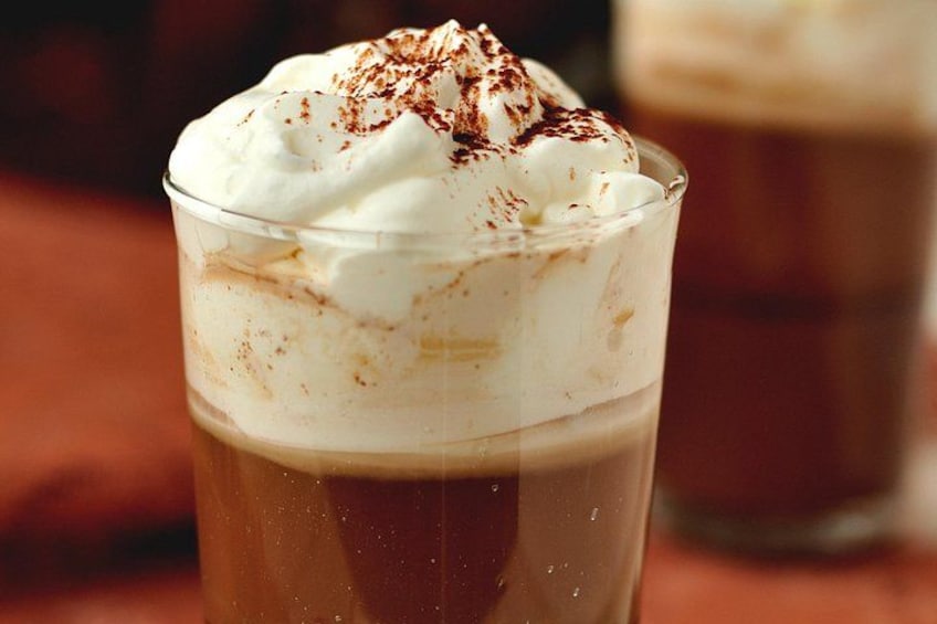 Een kop koffie met slagroom en chocoladeschaafsel. 4