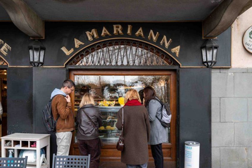 Fachada con el nombre 'LAMARIANNA' sobre la entrada. 2