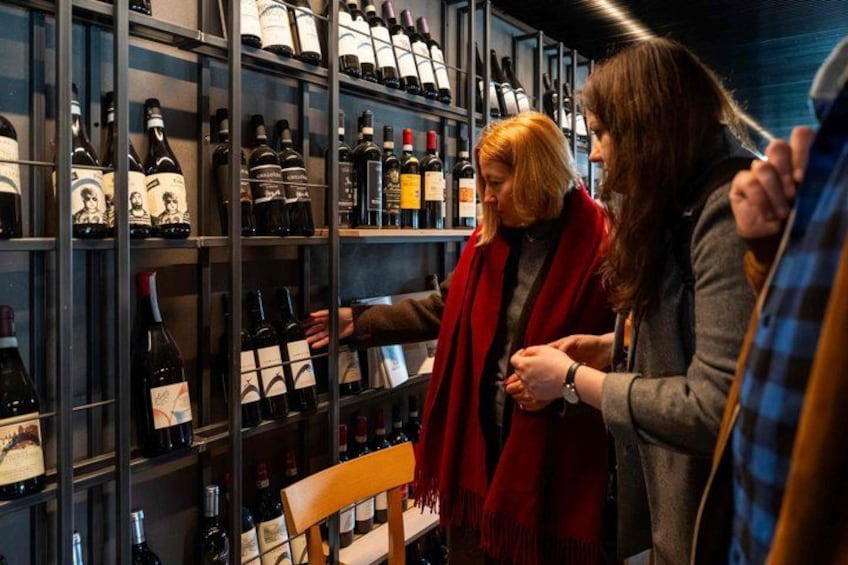 Una bodega con estantes llenos de botellas de vino. 3