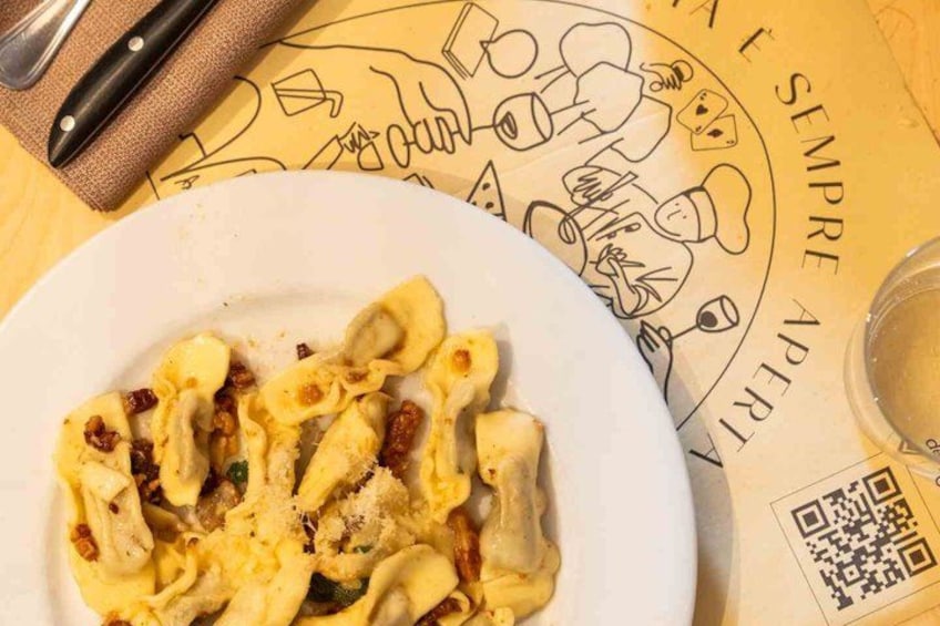 Un plato de ravioles con un código QR y una mesa con un dibujo. 1