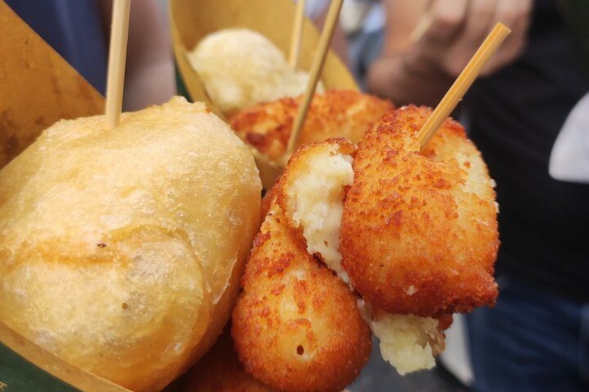 Tres perros calientes con palillos, uno con relleno visible. 5