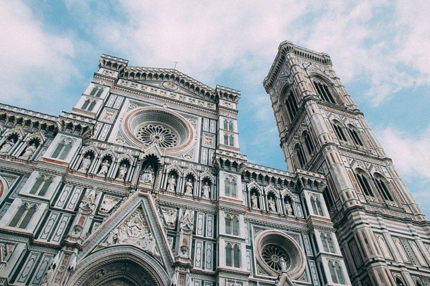 Una catedral gótica con detalles intrincados en la fachada y una alta torre campanario. 5
