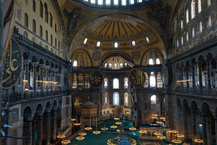 L’intérieur d’un magnifique bâtiment historique, doté d’un vaste dôme central, de nombreuses arcades et de décorations murales complexes. 1