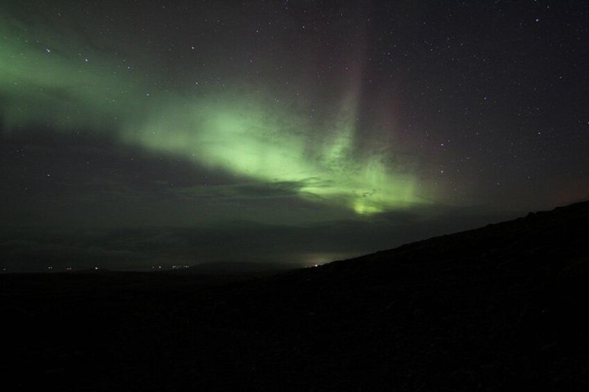 Auroras boreales sobre un paisaje montañoso de noche. 4