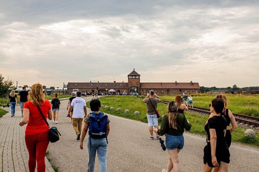 Auschwitz-Birkenau Live Guided Tour and Ticket with Transfers 2