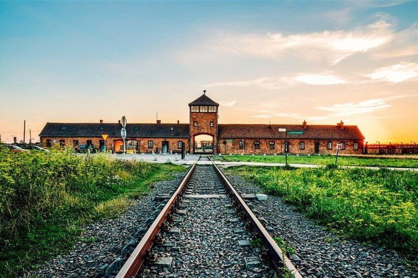 Auschwitz-Birkenau Live Guided Tour and Ticket with Transfers 4
