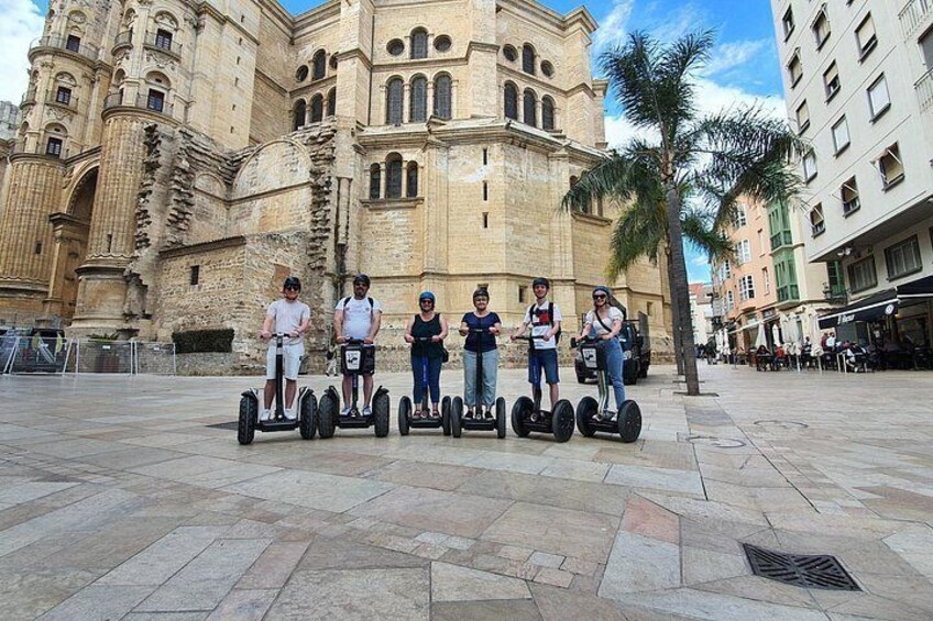 Mensen op segways voor een historisch gebouw. 4