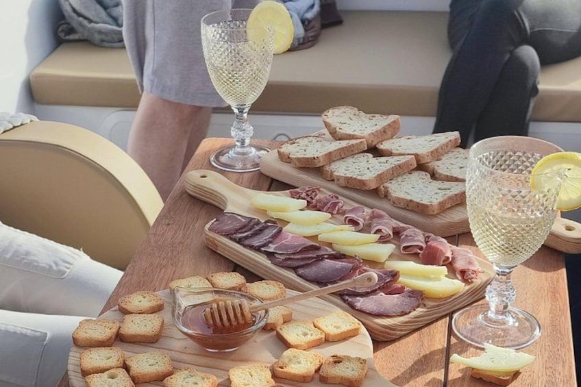 Some snacks are served during the boat trip in douro valley 4