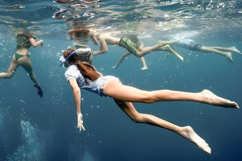 Eine Person schwimmt unter Wasser. 3