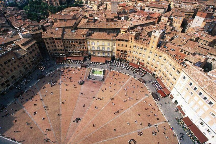 A large open square surrounded by historic buildings with a central fountain. 1
