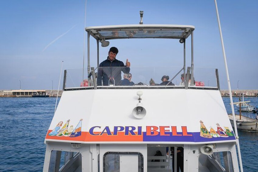 Un barco llamado 'Capri Bell' con una persona dando el pulgar hacia arriba. 2