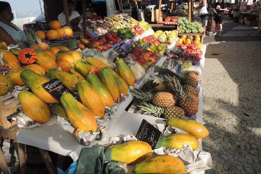 Et frugtmarked med et udvalg af frugter, såsom papaya, ananas og bananer. 2