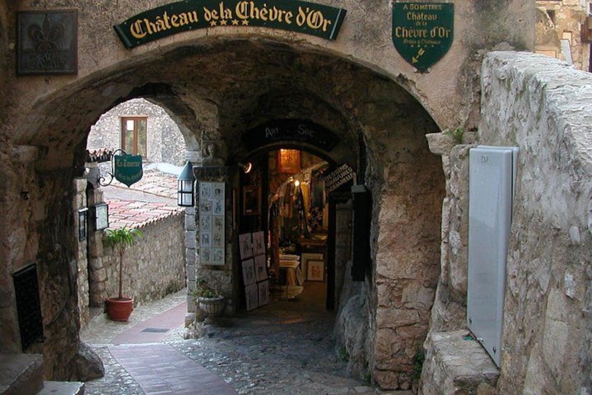 Un vieux portail en pierre surmonté d’une enseigne indiquant « Château de la Chèvre d’Or ». 4