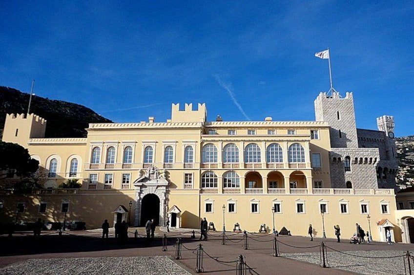 Un edificio storico con finestre ad arco e una torre. 4
