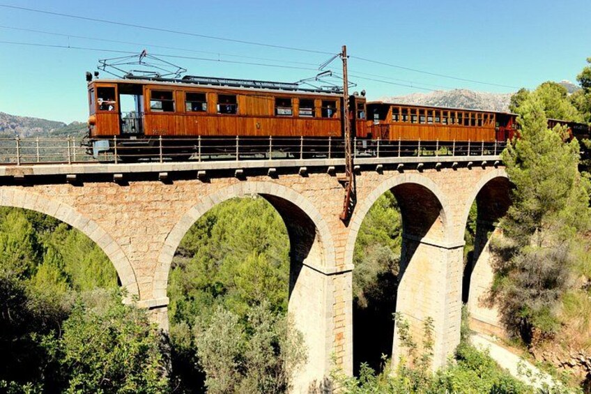 Mallorca in One Day Sightseeing Tour with Boat Ride and Vintage Train 3
