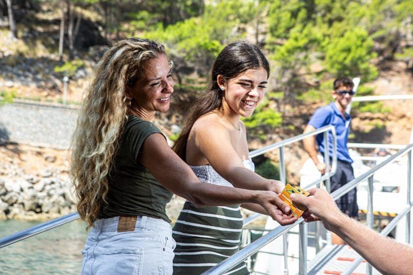 Mallorca in One Day Sightseeing Tour with Boat Ride and Vintage Train 4