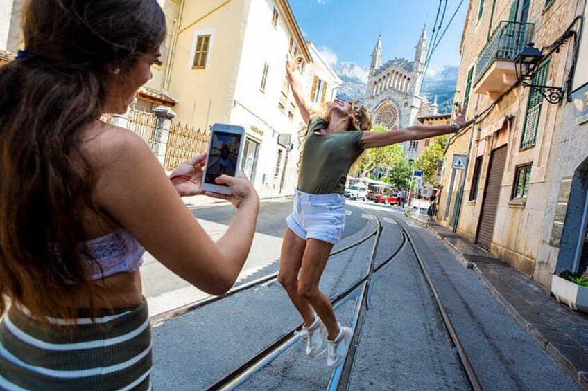 Una persona realizando una acrobacia en la calle. 3