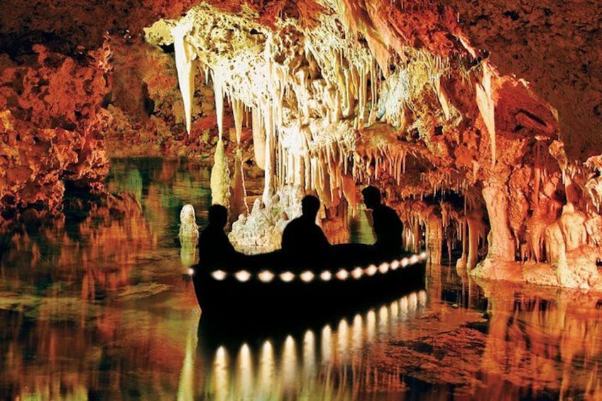 Un giro in barca attraverso una grotta con stalattiti e stalagmiti. 3