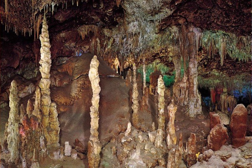 Una grotta con stalattiti e stalagmiti. 4