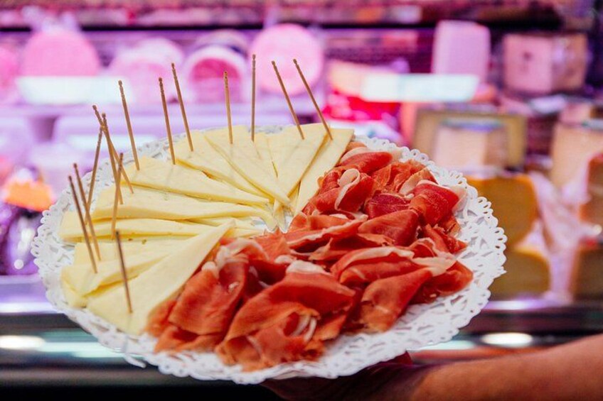 Food Tasting Walking Tour in Palma with a Local 4