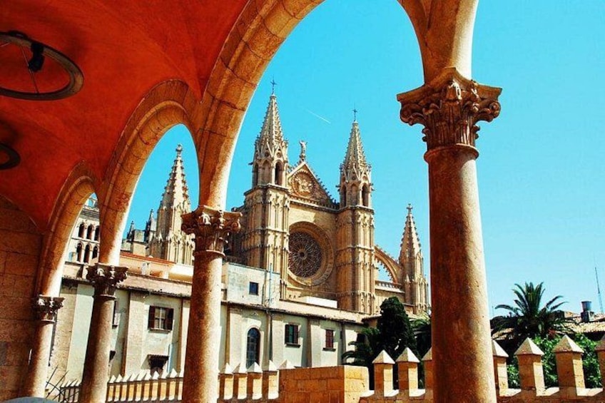 Une cathédrale de style gothique, caractérisée par des arcs brisés et une grande fenêtre circulaire. 1